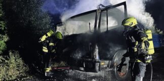 Die Feuerwehr Detmold löschte den brennenden Lastwagen. Foto: C.Rieks/FW Detmold