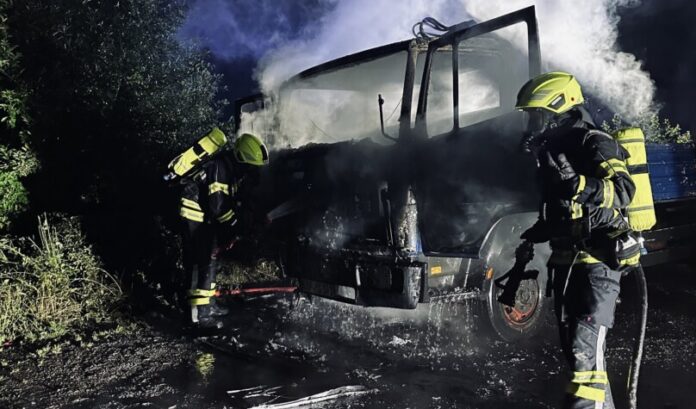 Die Feuerwehr Detmold löschte den brennenden Lastwagen. Foto: C.Rieks/FW Detmold