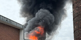 Dichter Rauch und Flammen sind zu sehen. Foto: FW Ratingen