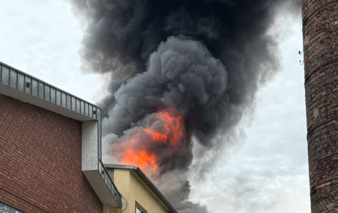 Dichter Rauch und Flammen sind zu sehen. Foto: FW Ratingen