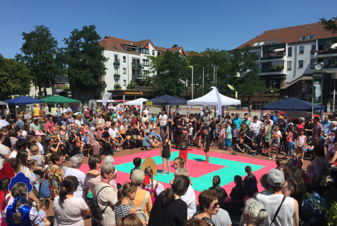 Das nächste Internationale Fest des Integrationsrates der Stadt Erkrath findet am Sonntag, den 01.9.2024 auf dem Europaplatz in Hochdahl statt. Interessierte Gruppen können sich ab sofort bewerben. Foto: Stadt Erkrath