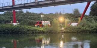 Einsatzkräfte der Feuerwehr am Kanal. Foto: Feuerwehr Gelsenkirchen