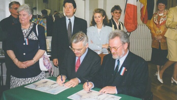 Seit 50 Jahren besteht die Freundschaft zwischen Mettmann und Laval: Auf dem hisorischen Bild zu sehen sind Bürgermeister François d’Aubert (Laval) und Ottokar Iven (Mettmann) bei der Erneuerung des Partnerschaftsvertrages anlässlich des 25-jährigen Bestehens der Partnerschaft. Foto: privat