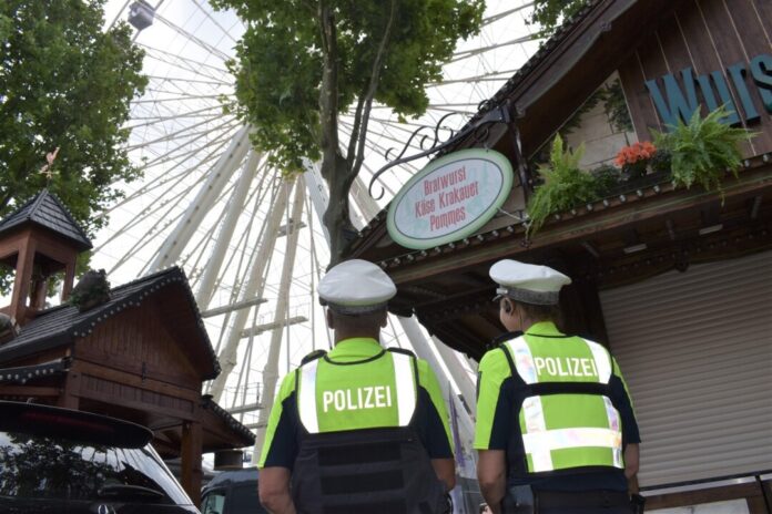 Einsatzkräfte der Polizei am Liboriberg. Foto: Kreispolizeibehörde Paderborn