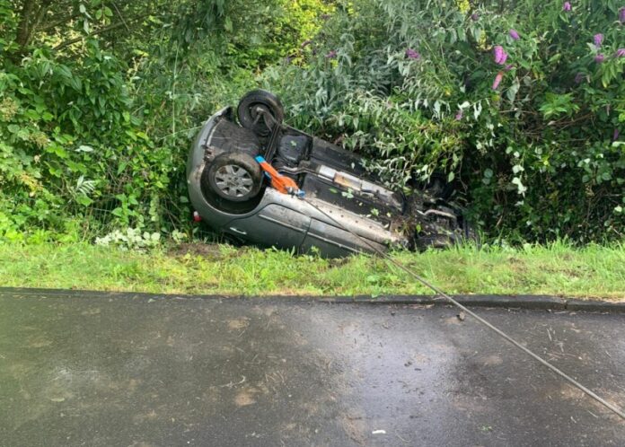 An der Schmalenhofer Straße ist ein Auto im Graben gelandet. Foto: Feuerwehr Velbert
