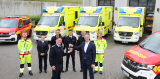 Bürgermeister Christoph Schultz (vorne, 1. v. r.) übergibt die Schlüssel der neuen Einsatzfahrzeuge an Daniel Schumacher (vorne, 1. v. l.), Abteilung Technik der Feuerwehr. Fachbereichsleiter Guido Vogt (hinten, 2. v. r.), stellvertretende Leiterin Dr. Kim Sarah Doht (hinten, 2. v. r.) und Tim Wunderlich (hinten, 3. v. r.) (Abteilung Technik) freuen sich mit ihrem Team über die Indienststellung der neuen Einsatzfahrzeuge. Foto: Stadt Erkrath