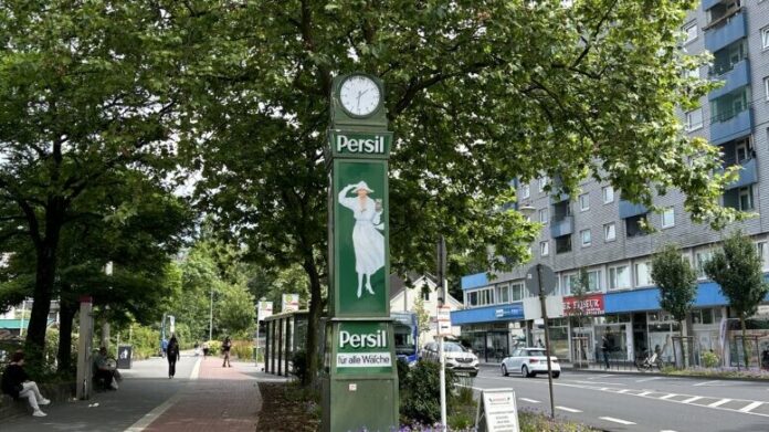 Die Persil-Uhr an der Talstraße wurde repariert und instandgesetzt. Jetzt zeigt sie wieder die richtige Zeit an. Foto: Kreisstadt Mettmann