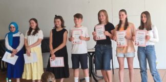 Stolz präsentierten die sieben Lesehelden ihre Urkunden. Foto: Stadt Ratingen