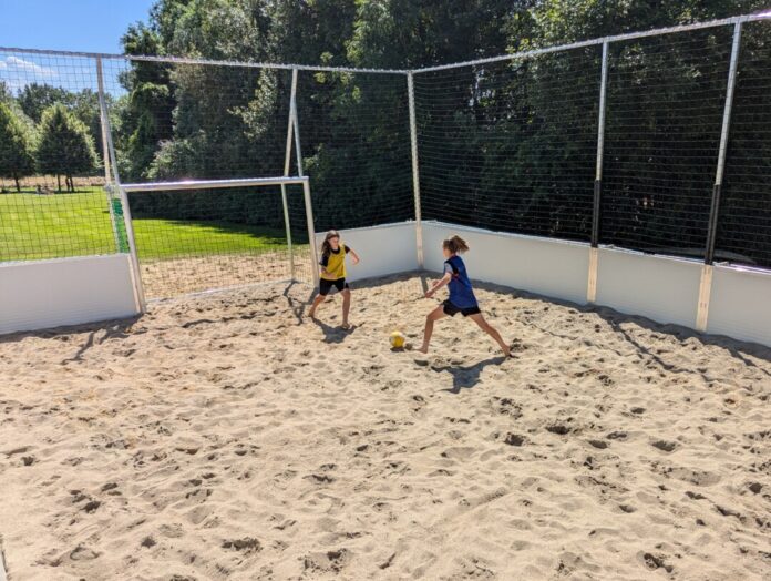 Ganz neu im Neanderbad ist ein Beach-Fußballplatz im Außenbereich. Foto: Stadtwerke Erkrath