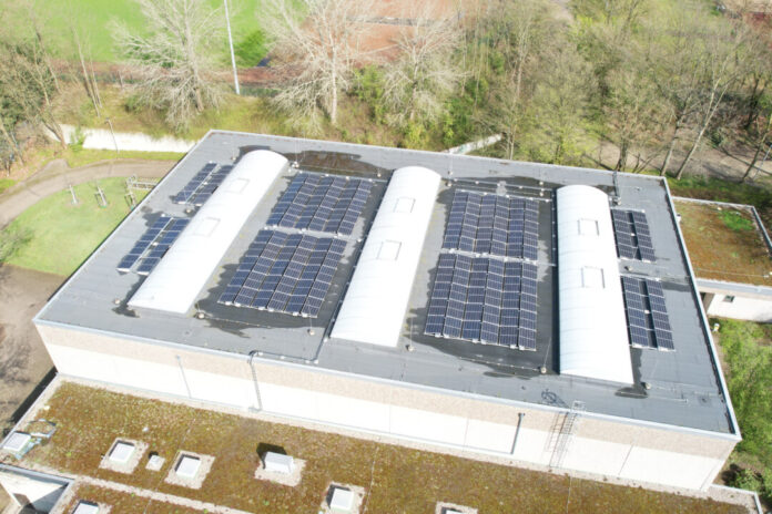 Die neue Photovoltaikanlage auf dem Dach der Sporthalle des Gymnasiums Hochdahl ist installiert und geht nach den Sommerferien in Betrieb. Foto: Stadt Erkrath