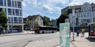 Auf dem Jubiläumsplatz steht jetzt wieder eine Stele. Foto: Kreisstadt Mettmann