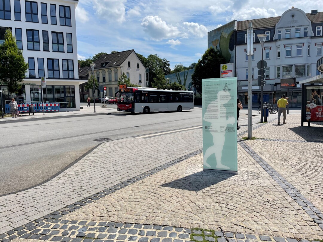 Auf dem Jubiläumsplatz steht jetzt wieder eine Stele. Foto: Kreisstadt Mettmann