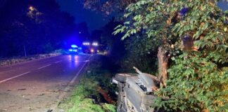 Der Wagen überschlug sich und prallte gegen einen Baum. Foto: Polizei Aachen