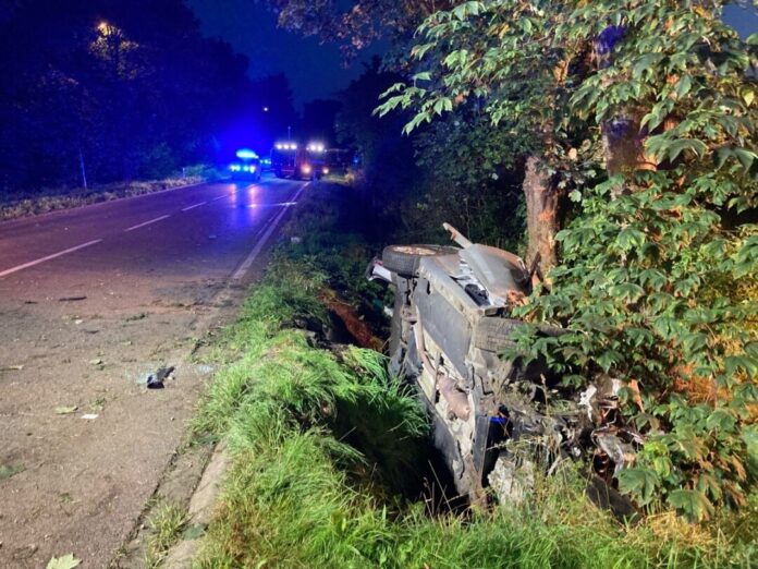 Der Wagen überschlug sich und prallte gegen einen Baum. Foto: Polizei Aachen