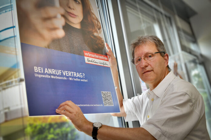 In der Vergangenheit seien Verbraucher des Öfteren am Telefon auf Betrüger hereingefallen, berichtet Andreas Adelberger, der Leiter der Beratungsstelle in Velbert. Foto: Mathias Kehren