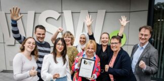 Das Team um Jeannine Böhrer-Scholz (3. v. r.), Leiterin Stabsstellenbereich Kommunikation & Marke bei den Wuppertaler Stadtwerken, freut sich über die Auszeichnung.Foto: WSW/Petra Fiedler