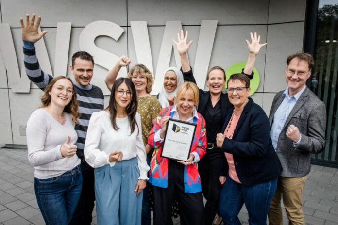 Das Team um Jeannine Böhrer-Scholz (3. v. r.), Leiterin Stabsstellenbereich Kommunikation & Marke bei den Wuppertaler Stadtwerken, freut sich über die Auszeichnung.Foto: WSW/Petra Fiedler