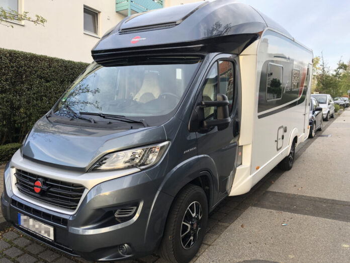 Das Wohnmobil der Marke Fiat besteht aus einem anthrazit-farbenen Fahrerhaus und einem weißen Aufbau der Marke Bürstner. Foto: Polizei