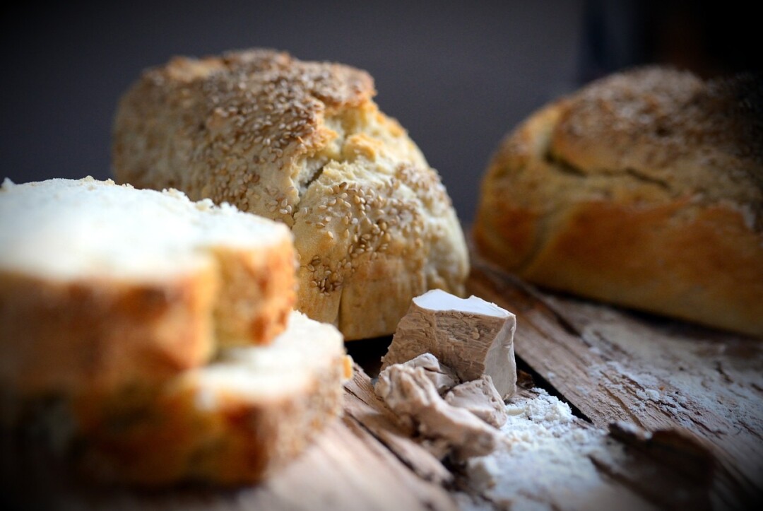 Hefe und Brot liegen auf einem Tisch. Foto: pixabay