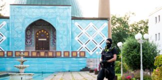 Polizist vor der Blauen Moschee