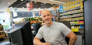 Fabian Hambüchen hilft für den guten Zweck als Kassierer aus. Er selbst hat beim Einkaufen eine Schwäche für Chips. 