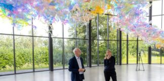 Tony Cragg und Berta Fischer führen durch die neue Ausstellung im Skulpturenpark in Wuppertal.