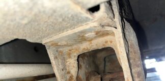 Die Karosserie des Ford Transit war an mehreren Stellen durchgerostet. Foto: Polizei