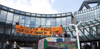 Klimaaktivisten besetzten 2021 das Vordach des Landtags - jetzt müssen sie vor Gericht. (Archivfoto)
