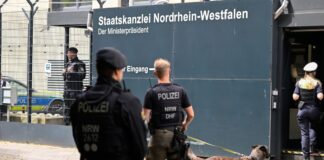 Einsatzkräfte der Polizei stehen am Dienstag vor dem Eingang der Staatskanzlei von Nordrhein-Westfalen. Am Nachmittag wurde der Einsatz beendet.