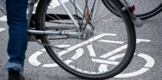 Ein 37-Jähriger stirbt nach einem Sturz mit seinem Rad. (Symbolbild)