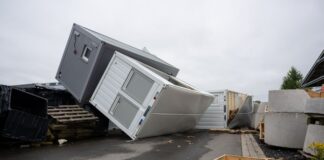 Ein Sturm hat in Telgte für schwere Verwüstungen gesorgt und Container umgekippt.