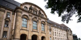 In einem Prozess um Einbruch, Verfolgungsjagd und abgefackelten Fluchtwagen wurde ein 34-Jähriger vom Landgericht Mönchengladbach zu fast fünf Jahren Haft verurteilt. (Archivbild)