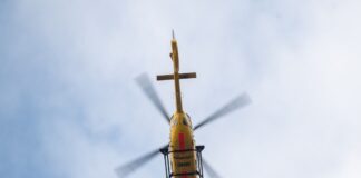 Rettungskräfte brachten den 55-Jährigen per Hubschrauber in ein Krankenhaus. (Symbolbild) 