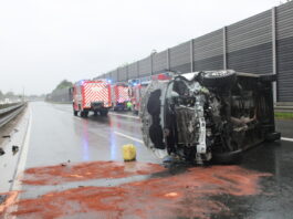 Der stark beschädigte Transporter auf der A42. Foto: Polizei