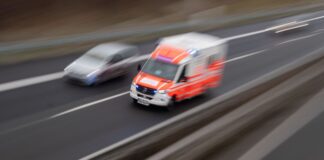 Nach einem Unfall auf der A1 wurden mehrere Verletzte in Krankenhäuser transportiert. (Archivbild)