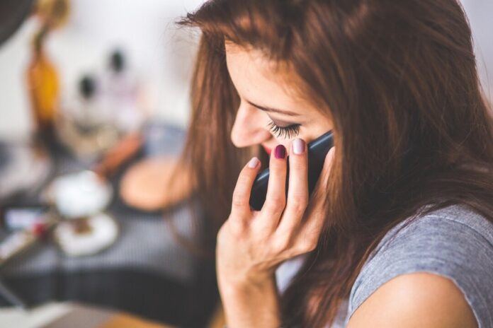 Eine junge Frau telefoniert. Foto: pixabay