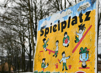 Ein Schild weist auf einen Spielplatz hin. Foto: Mathias Kehren