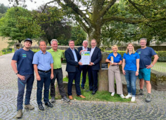 Am Etappenstein des Bergischen Wegs in Altenberg. V.l.n.r.: Jarle Sänger (Projektkoordinator Wandermagazin), Frank Herhaus (stellvertretender Vorsitzender der Gesellschafterversammlung von „Das Bergische“), Wastl Roth-Seefrid (Wegemanager Bergisches Wanderland), Stephan Santelmann (Landrat Rheinisch-Bergisches Kreis), Sebastian Schuster (Landrat Rhein-Sieg-Kreis), Jochen Hagt (Landrat Oberbergischer Kreis), Gabi Wilhelm (Geschäftsführerin der Tourismusorganisation „Das Bergische“), Mareike Rottmann (Produktmanagerin Wandern bei „Das Bergische“), Manuel Andrack (Wanderbuchautor, Jurymitglied und Moderator). Foto: Annika Kolken / Das Bergische