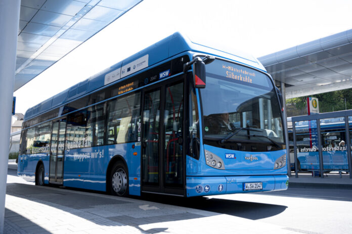 Die WSW setzen 20 Wasserstoffbusse im ÖPNV ein und werden weitere Fahrzeuge mit Brennstoffzellen-Technologie anschaffen. Foto: WSW/Stefan Tesche-Hasenbach