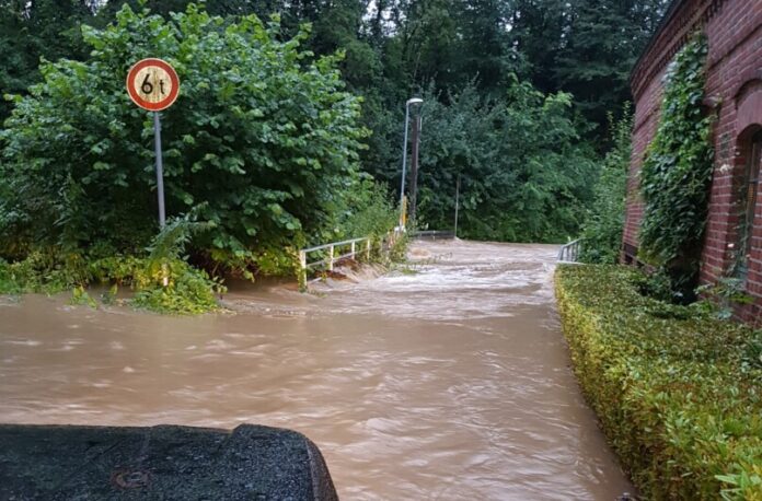 Starkregenereignis vom 14. Juli 2021 in Ratingen-Schwarzbach an der Brücke „Am Butterbusch“. Foto: Stadt Ratingen