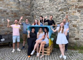 Junge Menschen aus dem Jugendrat und dem Lux sowie Vertreter der beteiligten Stadtämter konnten im Strandkorb vor dem Dicken Turm schon einmal Probe sitzen. Foto: Stadt Ratingen