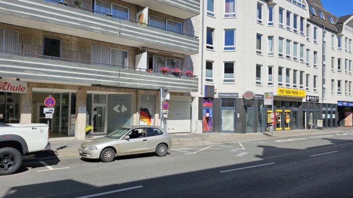 Auf der Bahnstraße ist seit einigen Tagen eine Parkbucht für städtische Fahrzeuge reserviert. Für die CDU ein weiteres Indiz, dass der Standort des Paket- und Briefzentrums nicht haltbar ist. Foto: CDU-Fraktion Ratingen