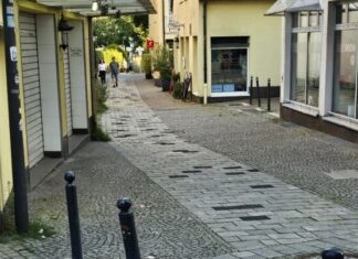 Sollten die gelieferten Steine nicht den Anforderungen entsprechen, könnten sie an anderen Stellen im Stadtgebiet in Fußgängerbereichen verwendet werden. Foto: CDU Ratingen