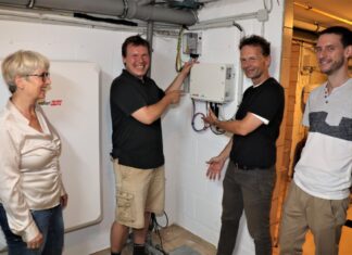 Der Wechselrichter, auf den Boris Krenzer (2.v.l.) zeigt, ist das Herzstück einer PV-Anlage und nimmt im Keller kaum Platz ein. Ein wenig größer ist der Batteriespeicher, der unter bestimmten Umständen eine PV-Anlage sinnvoll ergänzen kann (links hinter der Energieberaterin Susanne Berger). Umweltdezernent Prof. Dr. Bert Wagener (2.v.r.) und Philip Herms vom Klimaschutzmanagement der Stadt Ratingen, waren auch bei der Solarparty dabei. Foto: Stadt Ratingen