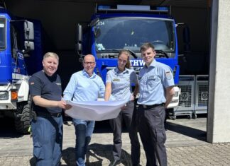 Till Dobrinski (THW Ratingen), Peter Beyer MdB und Nadine Ogiolda (Referatsleiterin Einsatz, THW-Landesverband NRW) und Stefan Willmes (Referent Einsatzunterstützung THW-Landesverband NRW). Foto: Büro Beyer