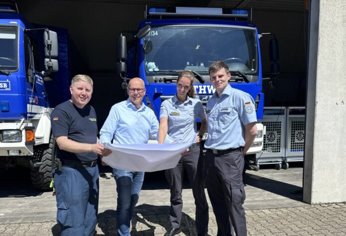 Till Dobrinski (THW Ratingen), Peter Beyer MdB und Nadine Ogiolda (Referatsleiterin Einsatz, THW-Landesverband NRW) und Stefan Willmes (Referent Einsatzunterstützung THW-Landesverband NRW). Foto: Büro Beyer