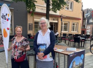 Fachbereichsleiterin Charlotte Fischer-Simon (links) und Karin Thiel von der Geschäftsstelle machten zuletzt auf dem Marktplatz auf den Beginn des neuen Herbstsemesters aufmerksam und verteilten das aktuelle VHS-Programm. Foto: Stadt Ratingen