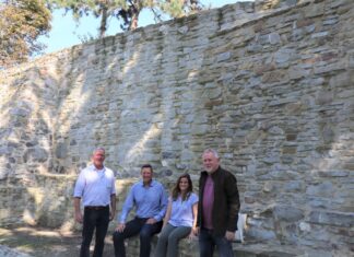 Richtig schmuck geworden ist die frisch sanierte Stadtmauer, finden auch (von links) Stefan Elias (Leiter Amt für Gebäudemanagement), Dezernent Martin Gentzsch, Julia Schwippe und Andreas Allison (beide Projektleitung). Foto: Stadt Ratingen