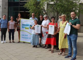 Engagierte der Steuerungsgruppe "Fairtrade-Stadt" freuen sich über die erneute Auszeichnung (v.l.): Julia Federer und Lena Steinhäuser, beide Kommunale Dienste, Maike Tünkers, Verein Ratingen.nachhaltig e.V., Stefan Heins, CDU-Ratsfraktion, Gero Aschenbroich, SPD-Ratsfraktion, Beate Stursberg und Angela Grebing, beide Weltladen Lintorf, Lucia Reinartz und Konstanze Hilgers, beide Eine-Welt-Ausschuss Heilig Geist, Walter König, Eine-Welt-Initiative Homberg, und André Edenharter, Fairtrade-School Dietrich Bonhoeffer-Gymnasium. Foto: Stadt Ratingen