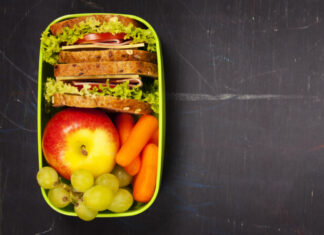 Eine Snackbox mit gesundem Essen gehört in jeden Schulranzen. Foto: VZ NRW/adpic